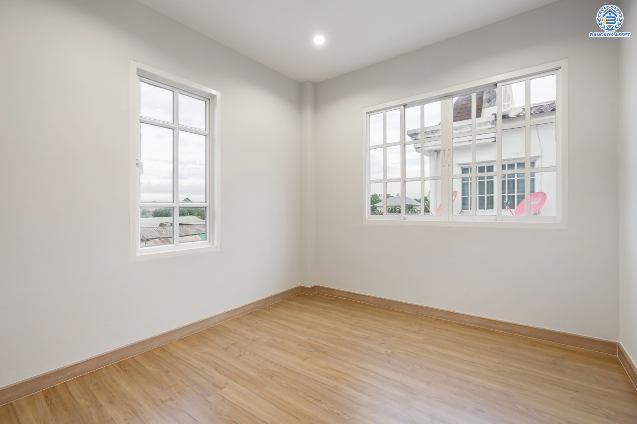 บ้านมือสอง ทาวน์โฮม 3 ชั้น หลังมุม ม.พลัสซิตี้พาร์ค เกษตร-นวมินทร์ เนื้อที่ 33.60 ตร.ว. ฟังก์ชัน 3 ห้องนอน 4 ห้องน้ำ จอดรถได้ 2 คัน บนทำเลศักยภาพ เชื่อมต่อถนนหลายสาย เข้าเมืองก็เป็นเรื่องง่าย ใกล้รถไฟฟ้าสายเขียวอ่อน สถานี "ม.เกษตรศาสตร์" และ ใกล้จุดขึ้นทางด่วน "ฉลองรัช"...